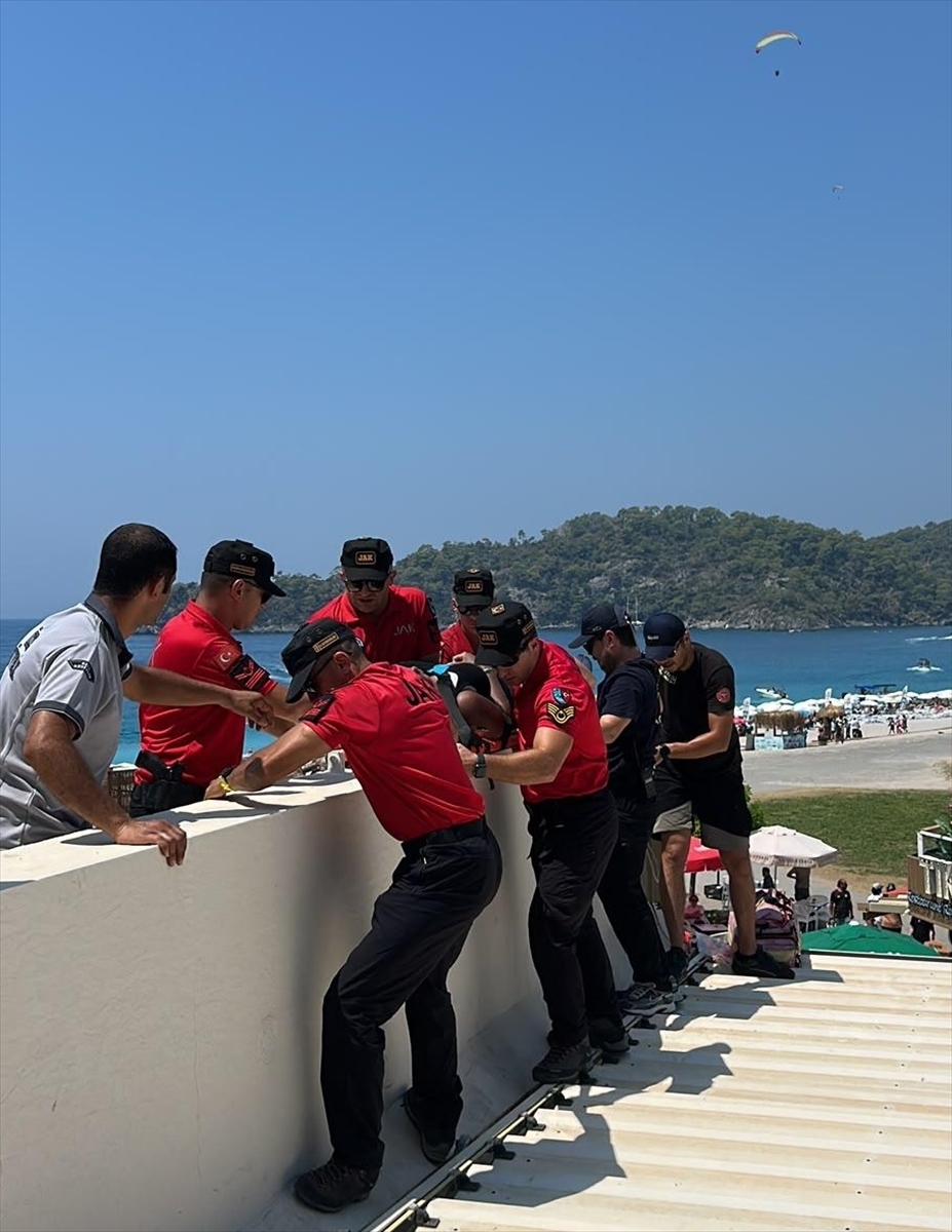 Fethiye'de Yamaç Paraşütü Kazası: Pilot ve Yolcu Yaralı