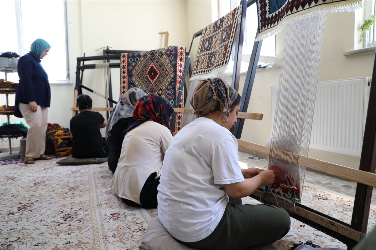 Van Büyükşehir Belediyesi: Geleneksel kilim dokuma yaşatılıyor