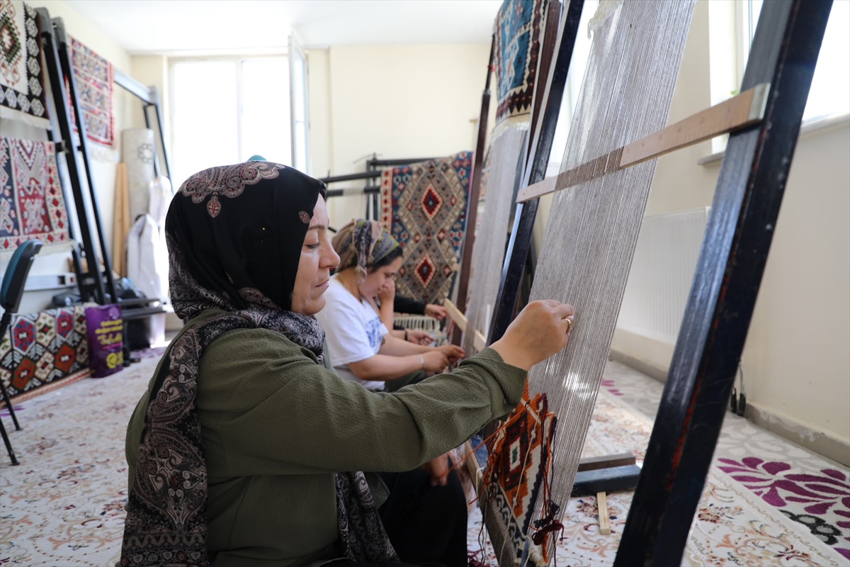 Van Büyükşehir Belediyesi: Geleneksel kilim dokuma yaşatılıyor