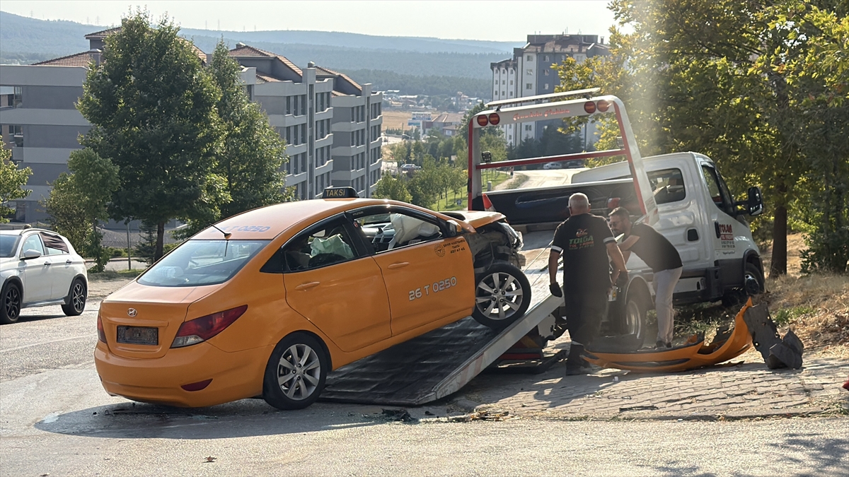 Eskişehir'de kaza: Taksi ile otomobil çarpıştı, 6 yaralı