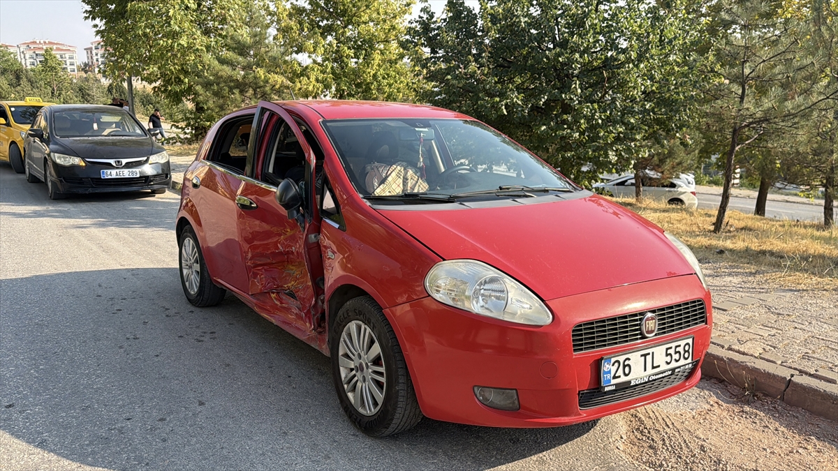 Eskişehir'de kaza: Taksi ile otomobil çarpıştı, 6 yaralı
