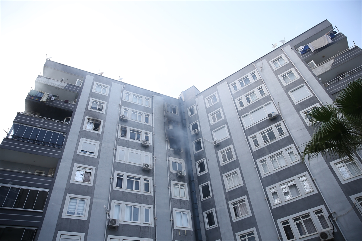 Antalya'da apartman yangını: 5 kişi hastaneye kaldırıldı