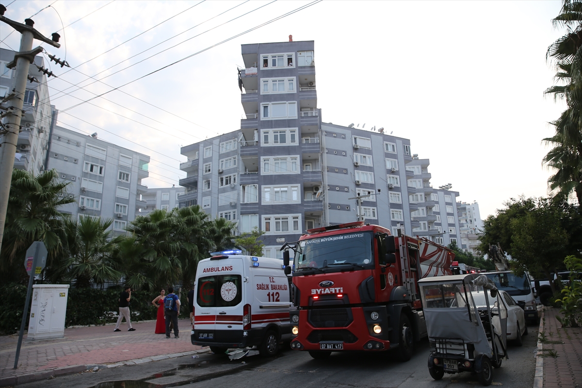 Antalya'da apartman yangını: 5 kişi hastaneye kaldırıldı