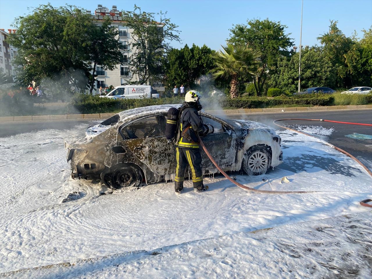 Antalya Serik'te otomobil yangını: 4 kişi yaralandı