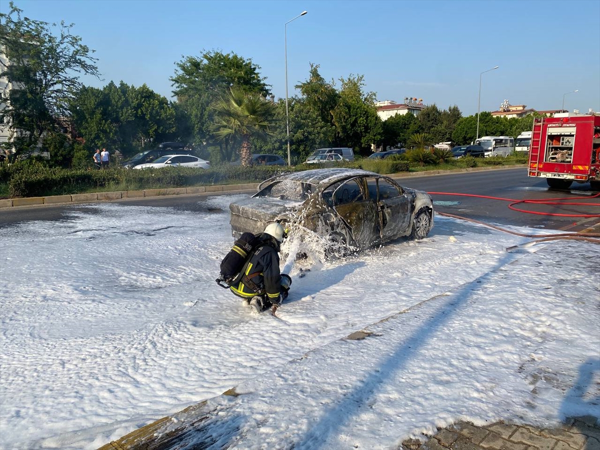 Antalya Serik'te otomobil yangını: 4 kişi yaralandı