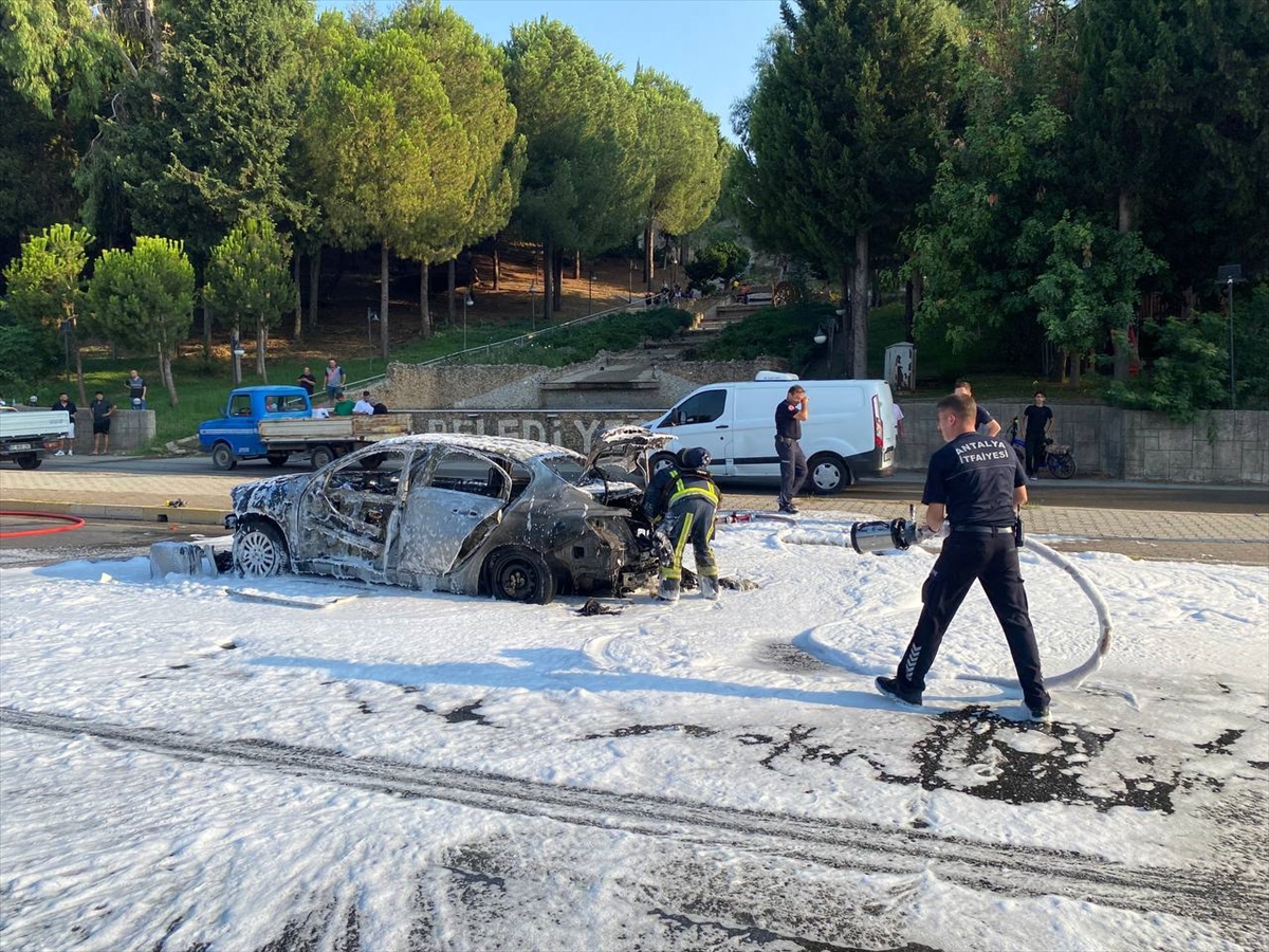 Antalya Serik'te otomobil yangını: 4 kişi yaralandı