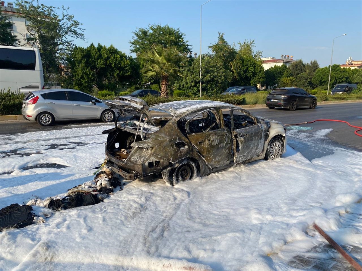 Antalya Serik'te otomobil yangını: 4 kişi yaralandı