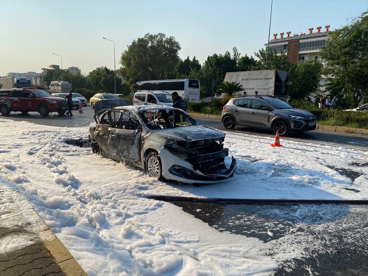 Antalya Serik'te otomobil yangını: 4 kişi yaralandı