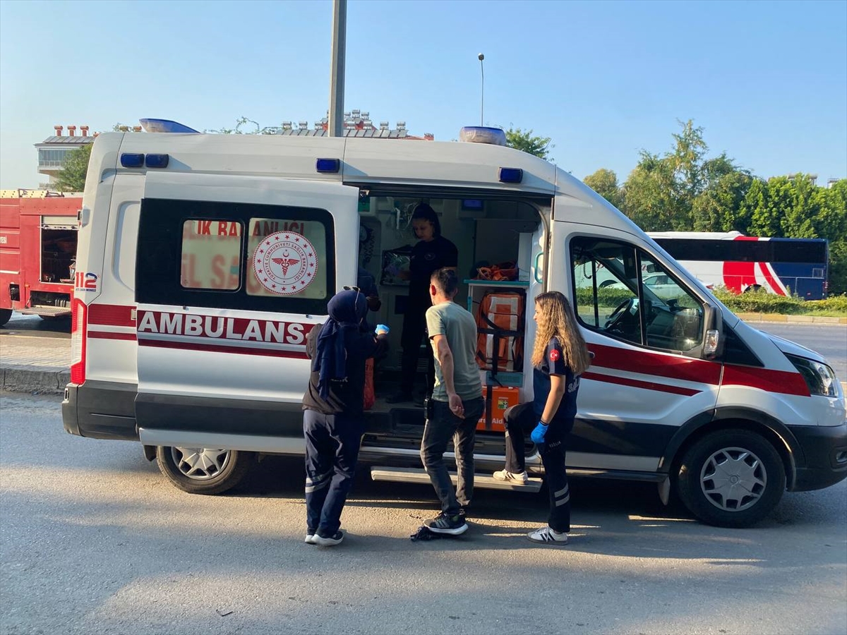 Antalya Serik'te otomobil yangını: 4 kişi yaralandı