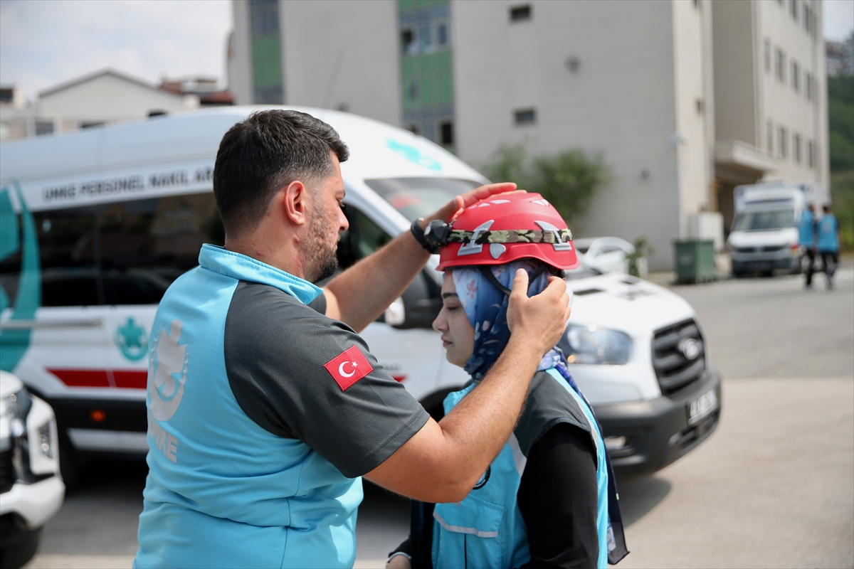 Sağlık çalışanı çift, UMKE gönüllüsü olarak da hastaların yardımına koşuyor