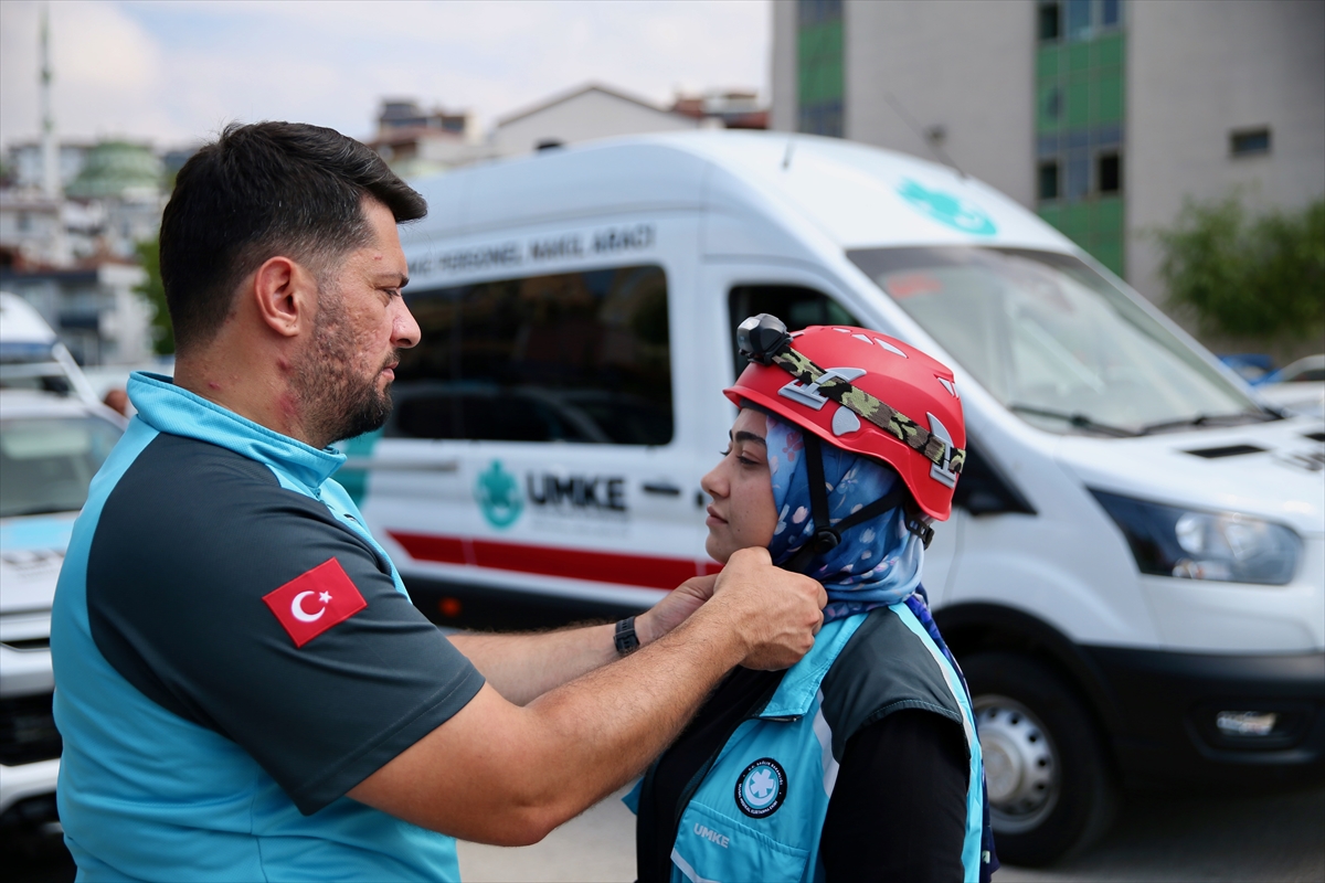 Sağlık çalışanı çift, UMKE gönüllüsü olarak da hastaların yardımına koşuyor