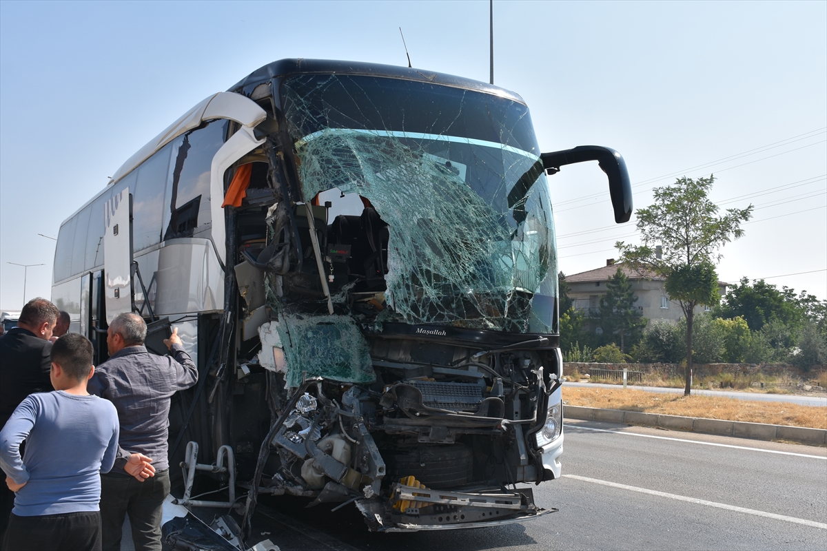 Afyonkarahisar'da yolcu otobüsü kamyonete çarptı, 1 kişi öldü, 15 kişi yaralandı