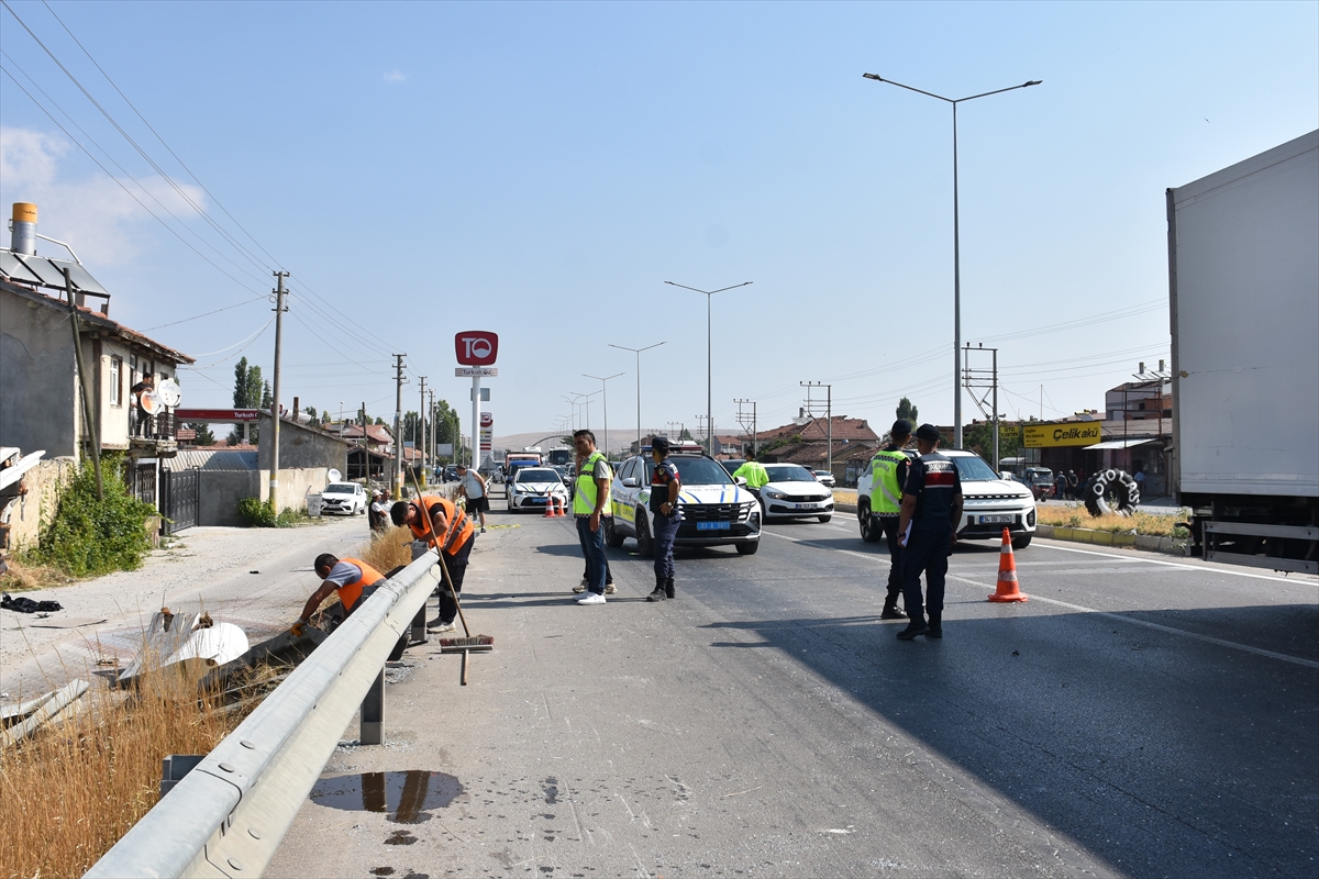 Afyonkarahisar'da yolcu otobüsü kamyonete çarptı, 1 kişi öldü, 15 kişi yaralandı