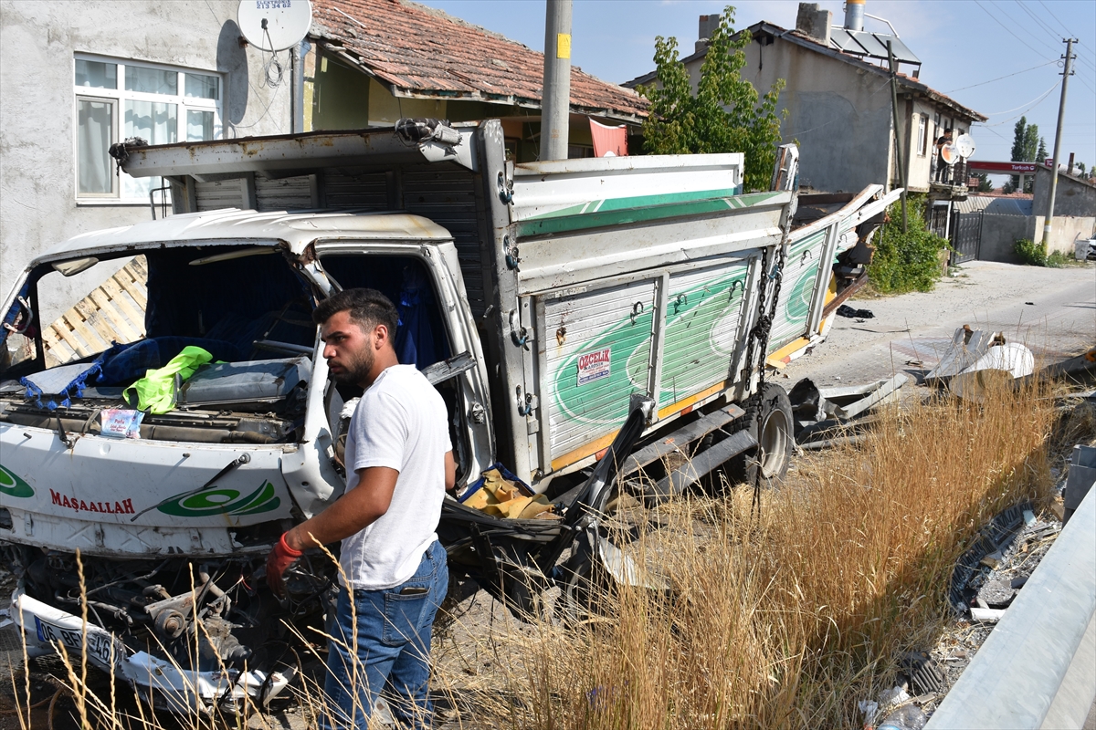Afyonkarahisar'da yolcu otobüsü kamyonete çarptı, 1 kişi öldü, 15 kişi yaralandı