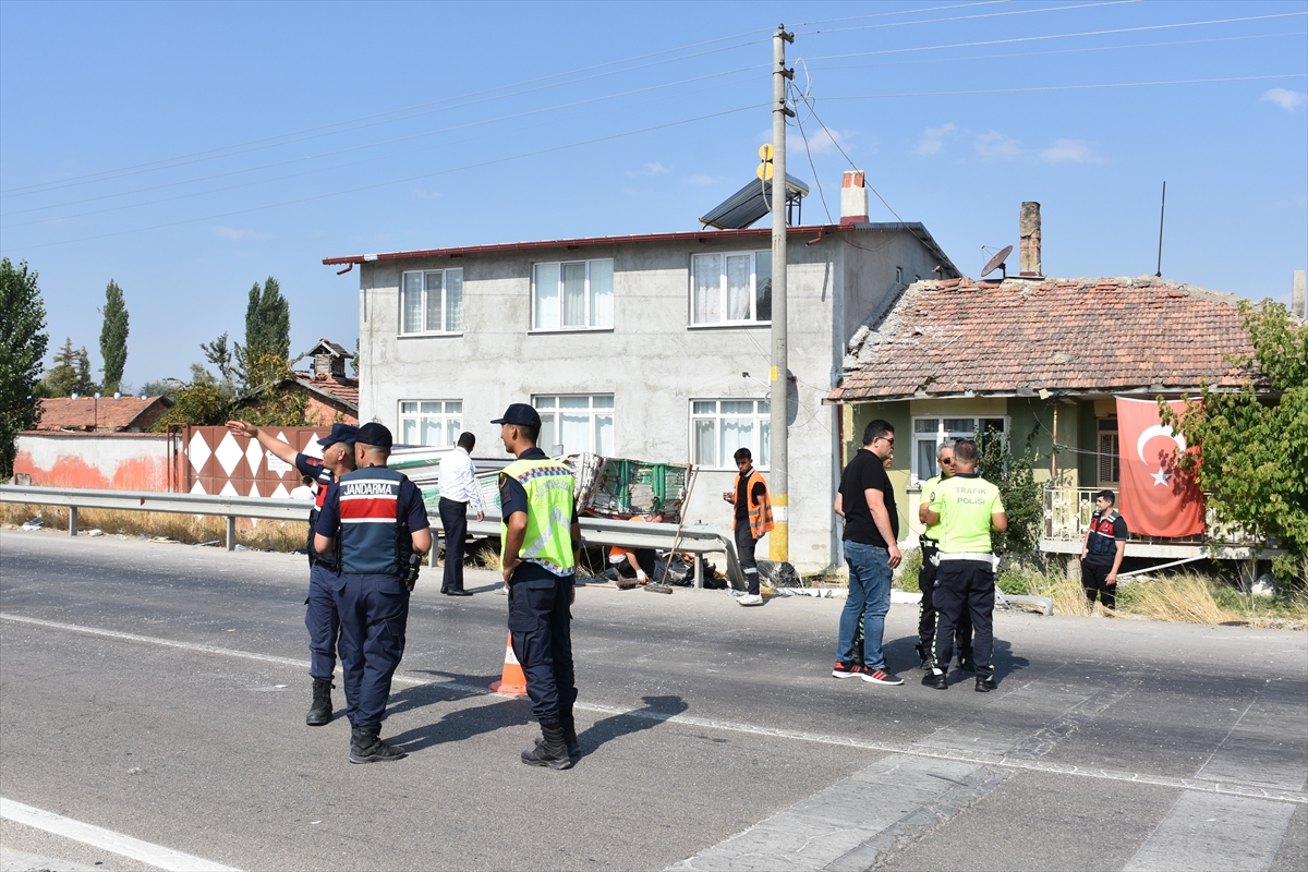 Afyonkarahisar'da yolcu otobüsü kamyonete çarptı, 1 kişi öldü, 15 kişi yaralandı