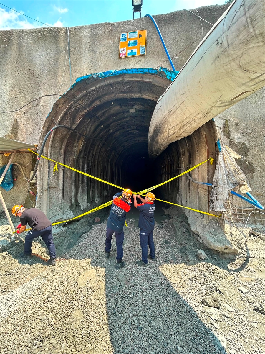 Adana'da içme suyu tünel hattında meydana gelen göçükte 1 işçi öldü, 1 işçi yaralandı