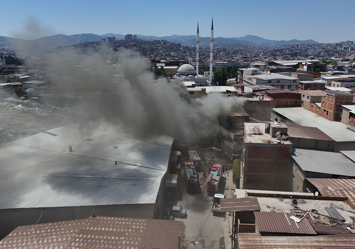 İzmir'de hurda süngerlerin depolandığı iş yerinde çıkan yangın kontrol altında