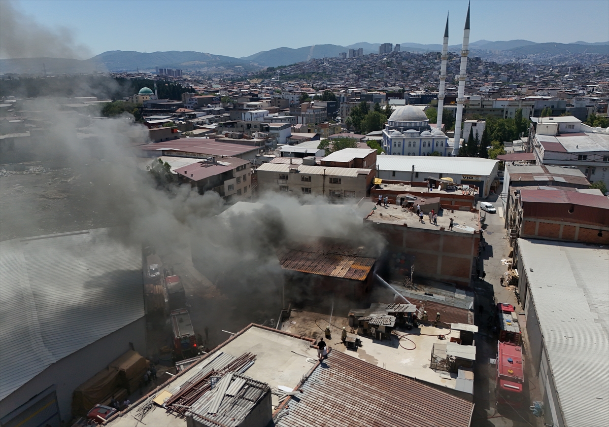 İzmir'de hurda süngerlerin depolandığı iş yerinde çıkan yangın kontrol altında