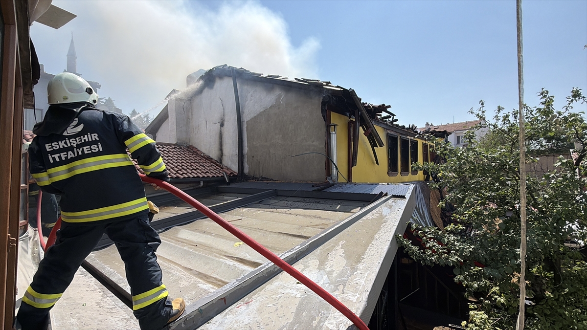 Odunpazarı Evleri'nde yangın: 7 kişi dumandan etkilendi