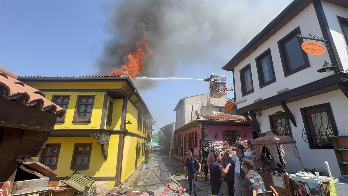 Odunpazarı Evleri'nde yangın: 7 kişi dumandan etkilendi