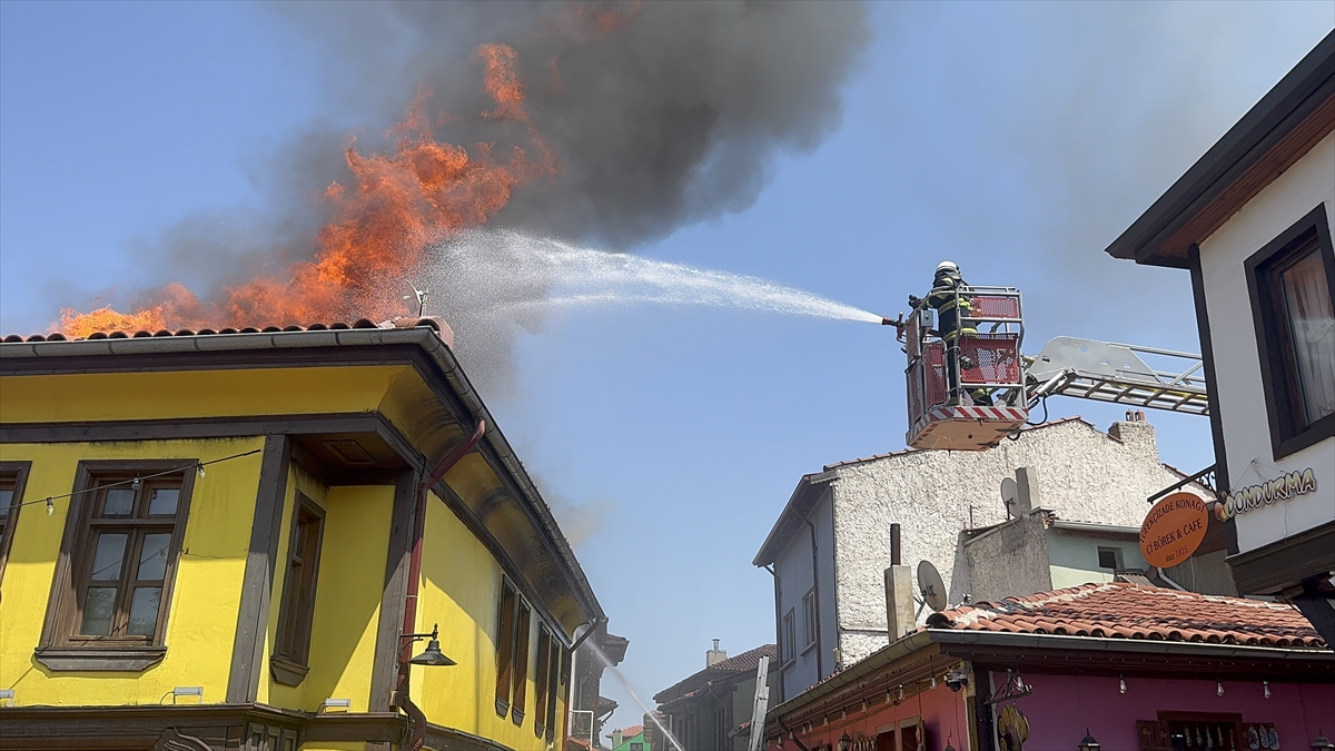 Odunpazarı Evleri'nde yangın: 7 kişi dumandan etkilendi