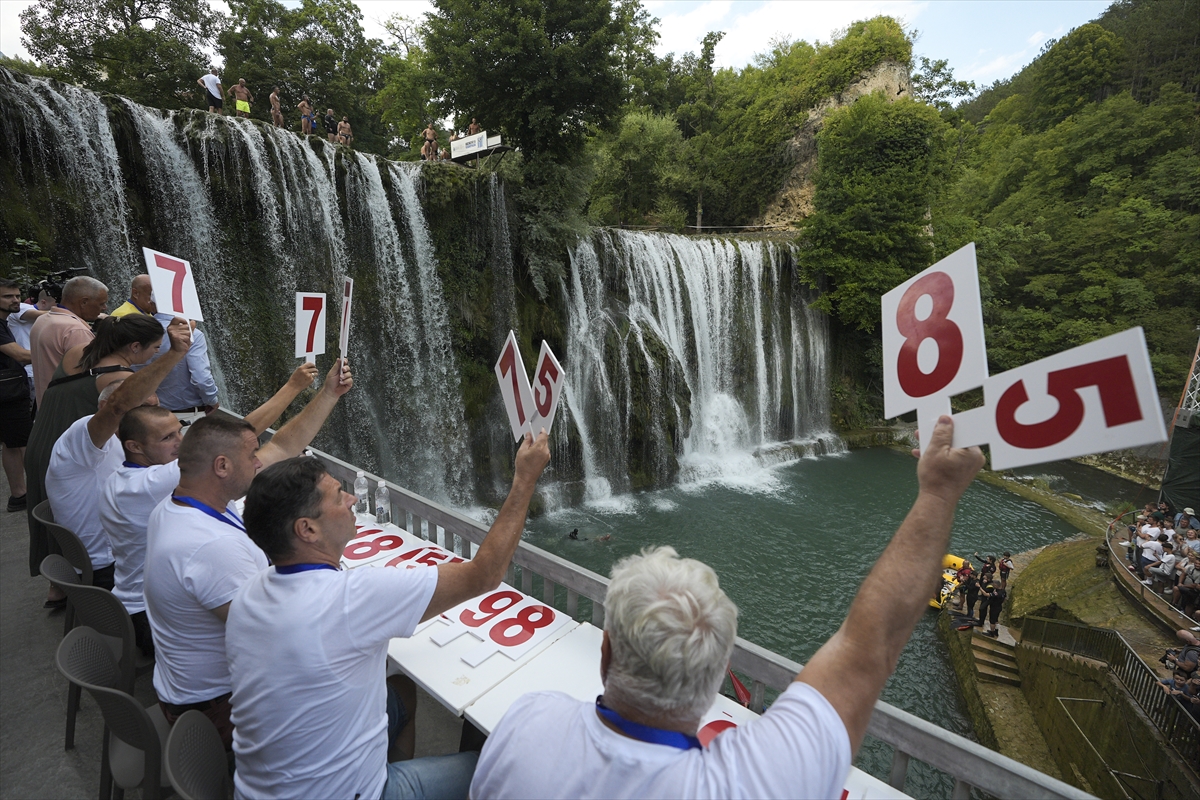 Bosna Hersek Jajce'de Şelale Atlayışları Nefes Kesti
