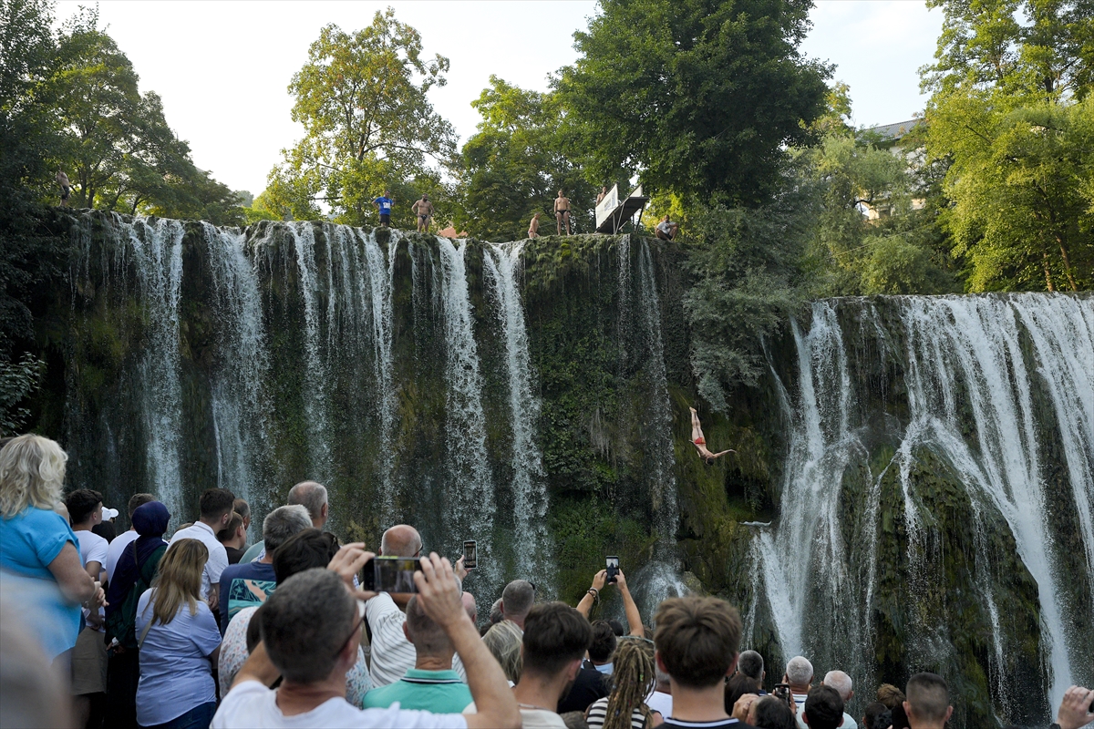 Bosna Hersek Jajce'de Şelale Atlayışları Nefes Kesti