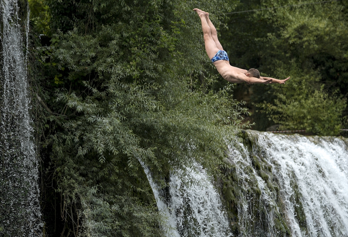 Bosna Hersek Jajce'de Şelale Atlayışları Nefes Kesti