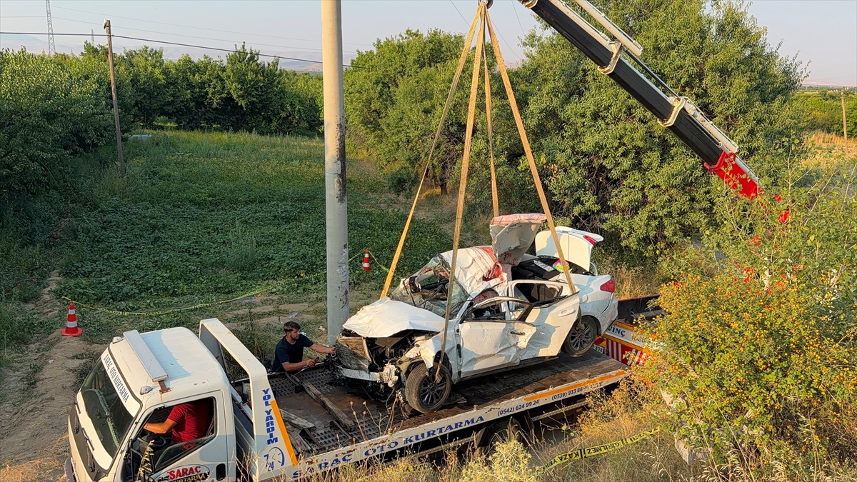 Afyonkarahisar'da kaza: Otomobil şarampole devrildi, 2 ölü