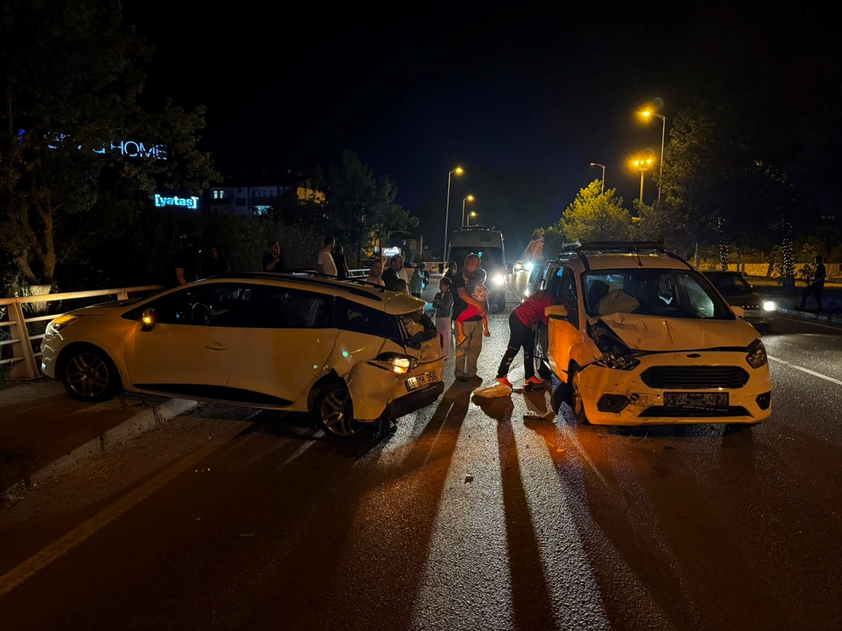 Karabük'te iki ayrı trafik kazası: 10 kişi yaralandı