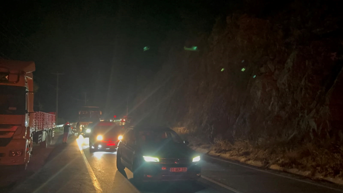 GÜNCELLEME - Antalya'nın Gazipaşa ilçesinde çıkan orman yangınına müdahale ediliyor