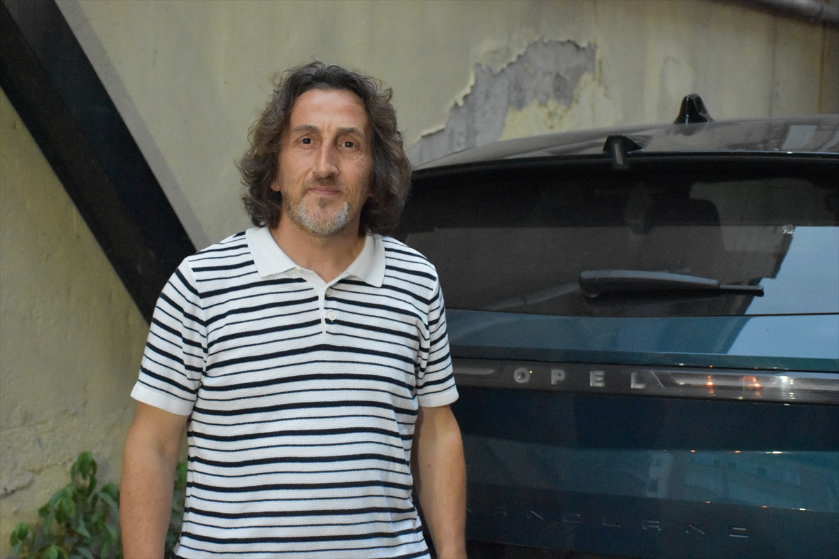 Trabzon'da itfaiye, otomobilde sıkışan yavru kedileri kurtardı
