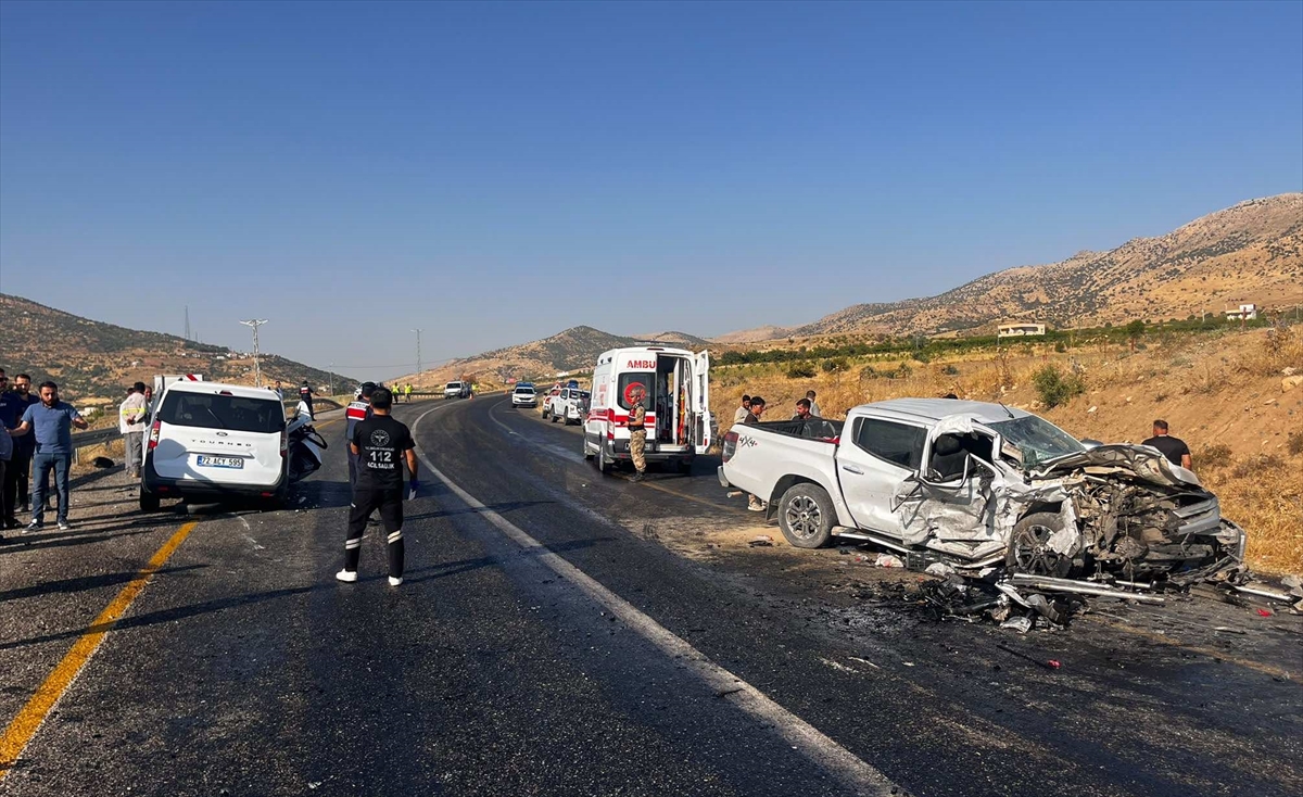 Batman'da kaza: Hafif ticari araç ile pikap çarpıştı, 7 yaralı