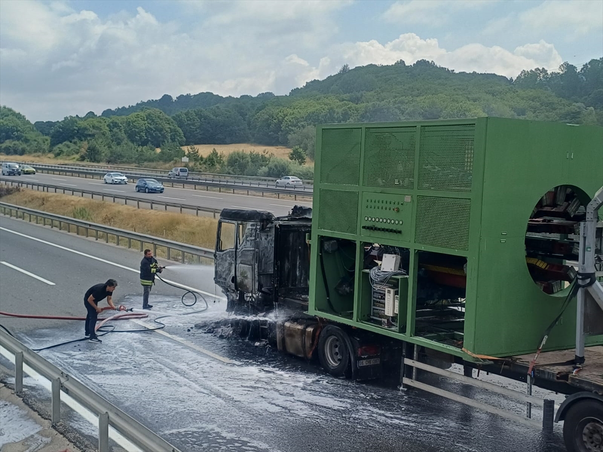 Bolu D-100'de seyir halindeki tırda çıkan yangın söndürüldü