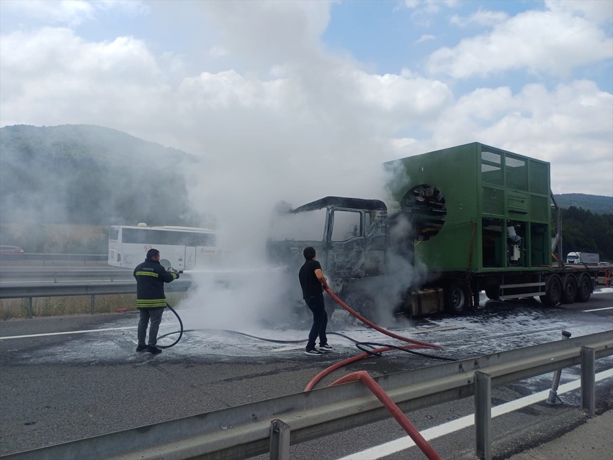 Bolu D-100'de seyir halindeki tırda çıkan yangın söndürüldü