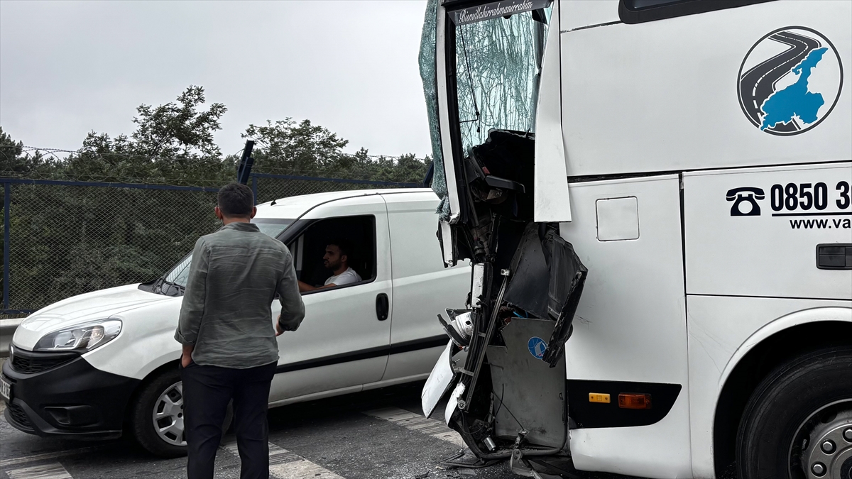 Başakşehir'de İETT ve yolcu otobüsü kazası: 4 yaralı