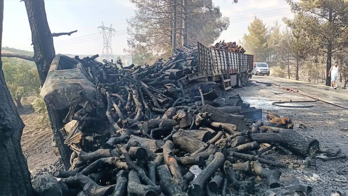 GÜNCELLEME - Mersin'de 3 aracın karıştığı kazada 1 kişi öldü, 1 kişi yaralandı