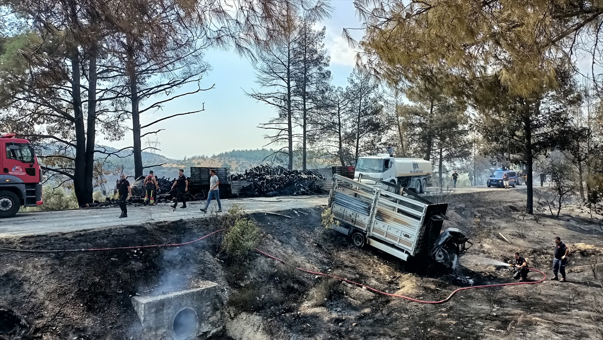 GÜNCELLEME - Mersin'de 3 aracın karıştığı kazada 1 kişi öldü, 1 kişi yaralandı