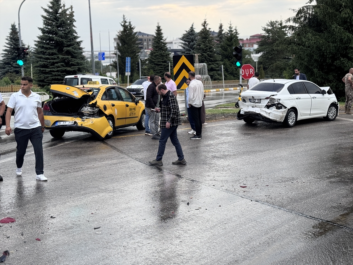 Erzurum'da sağanak yağış etkili oldu: 15 araç kazaya karıştı
