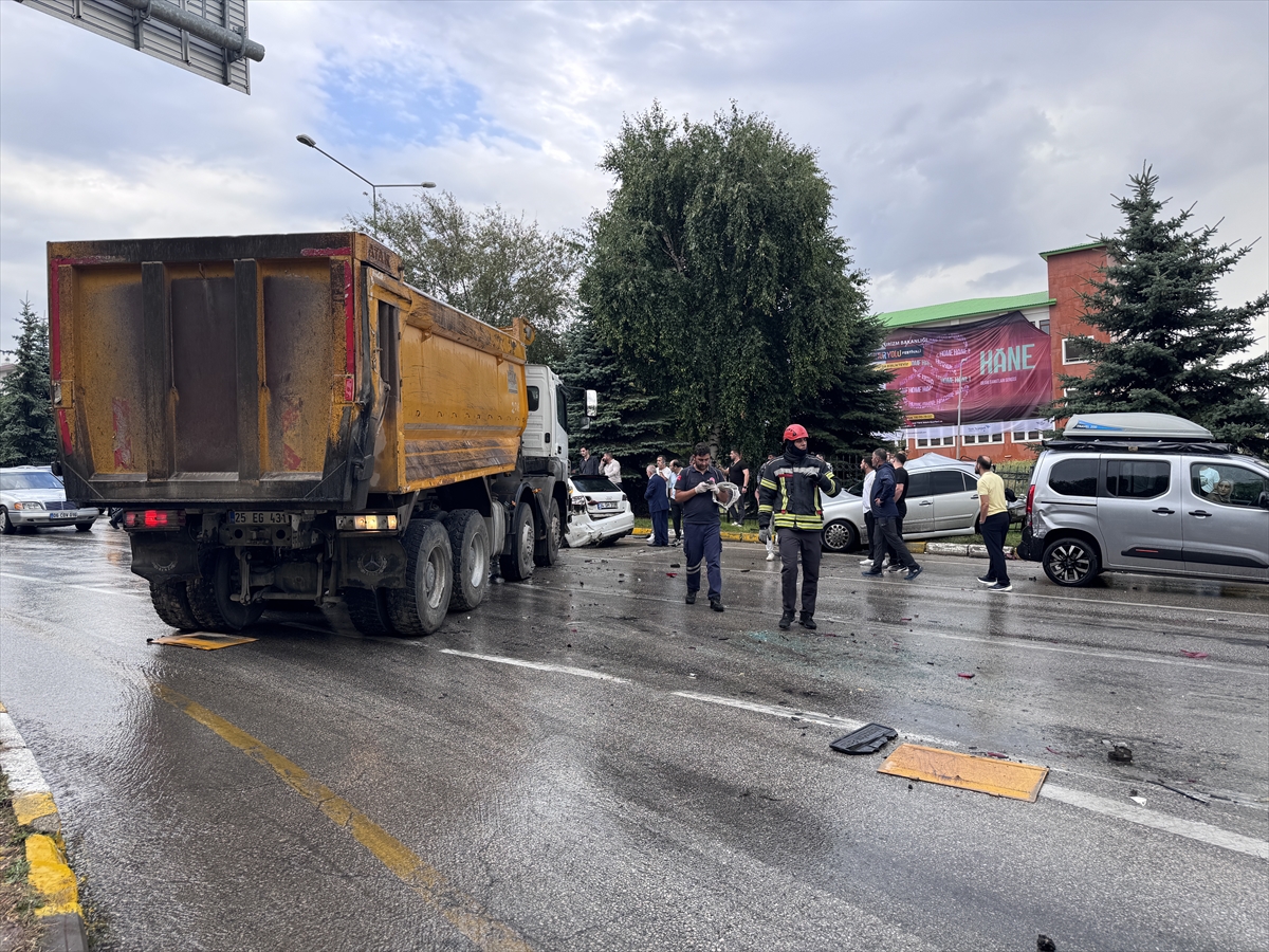 Erzurum'da sağanak yağış etkili oldu: 15 araç kazaya karıştı