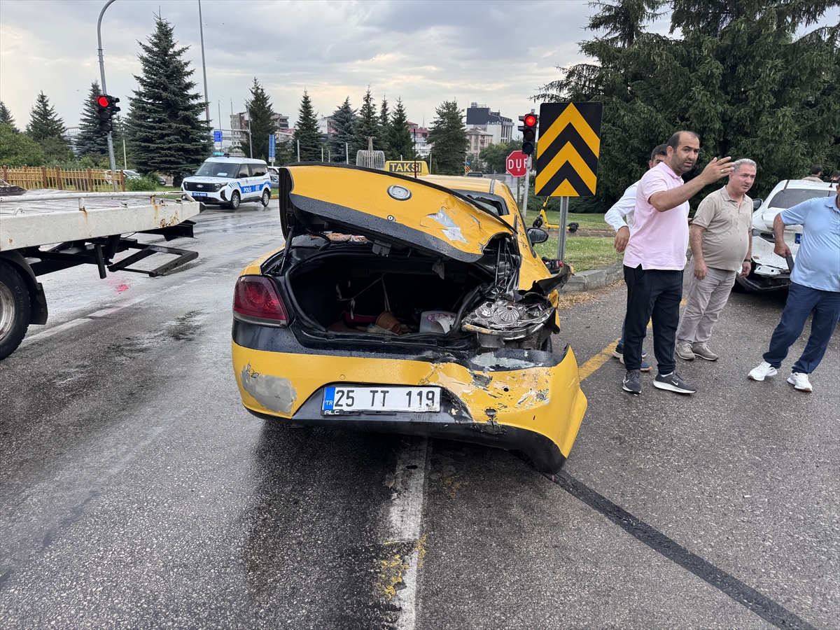 Erzurum'da sağanak yağış etkili oldu: 15 araç kazaya karıştı