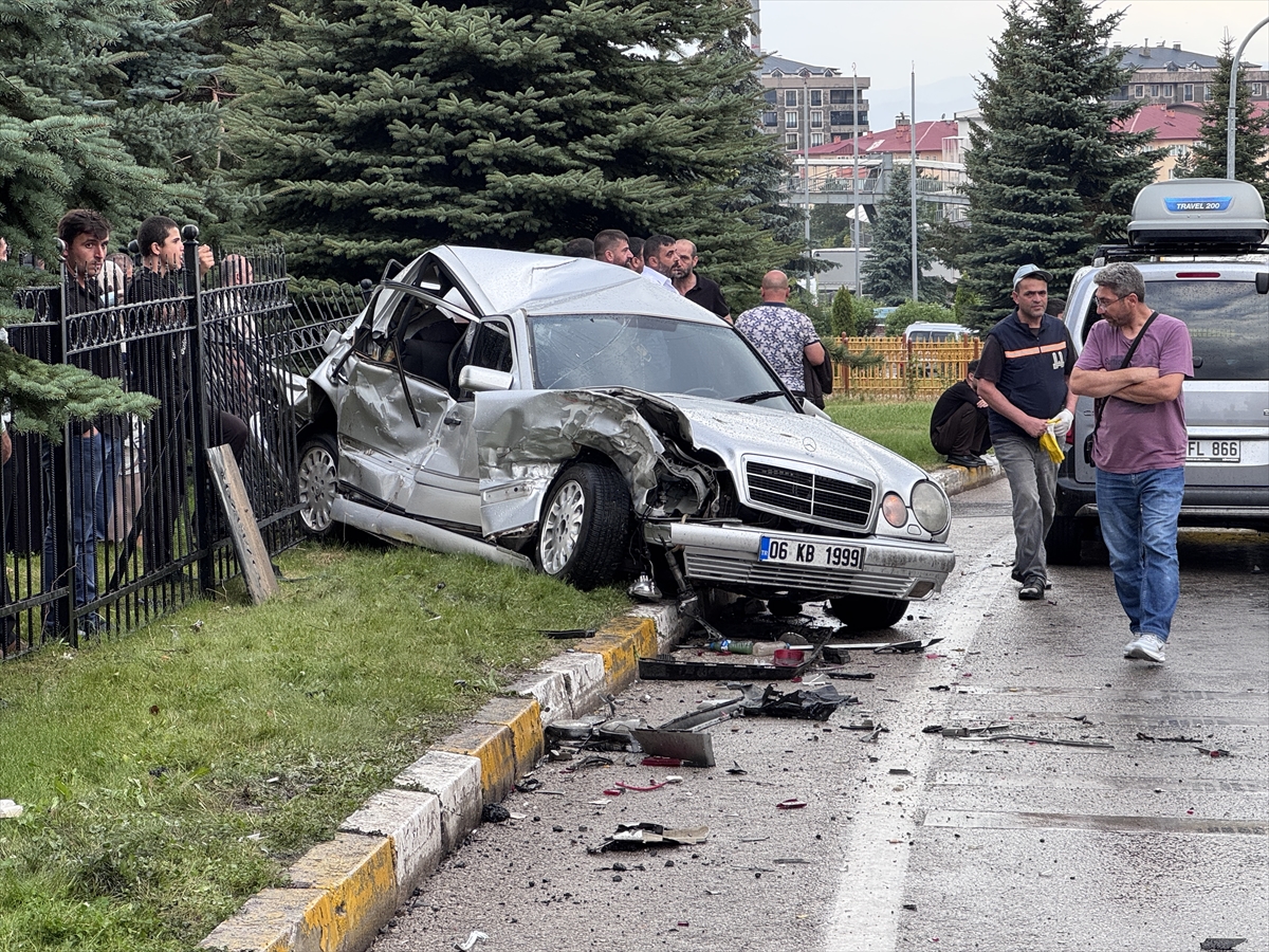 Erzurum'da sağanak yağış etkili oldu: 15 araç kazaya karıştı