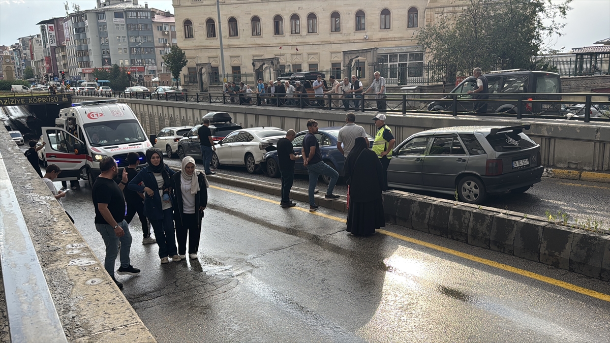 Erzurum'da sağanak yağış etkili oldu: 15 araç kazaya karıştı