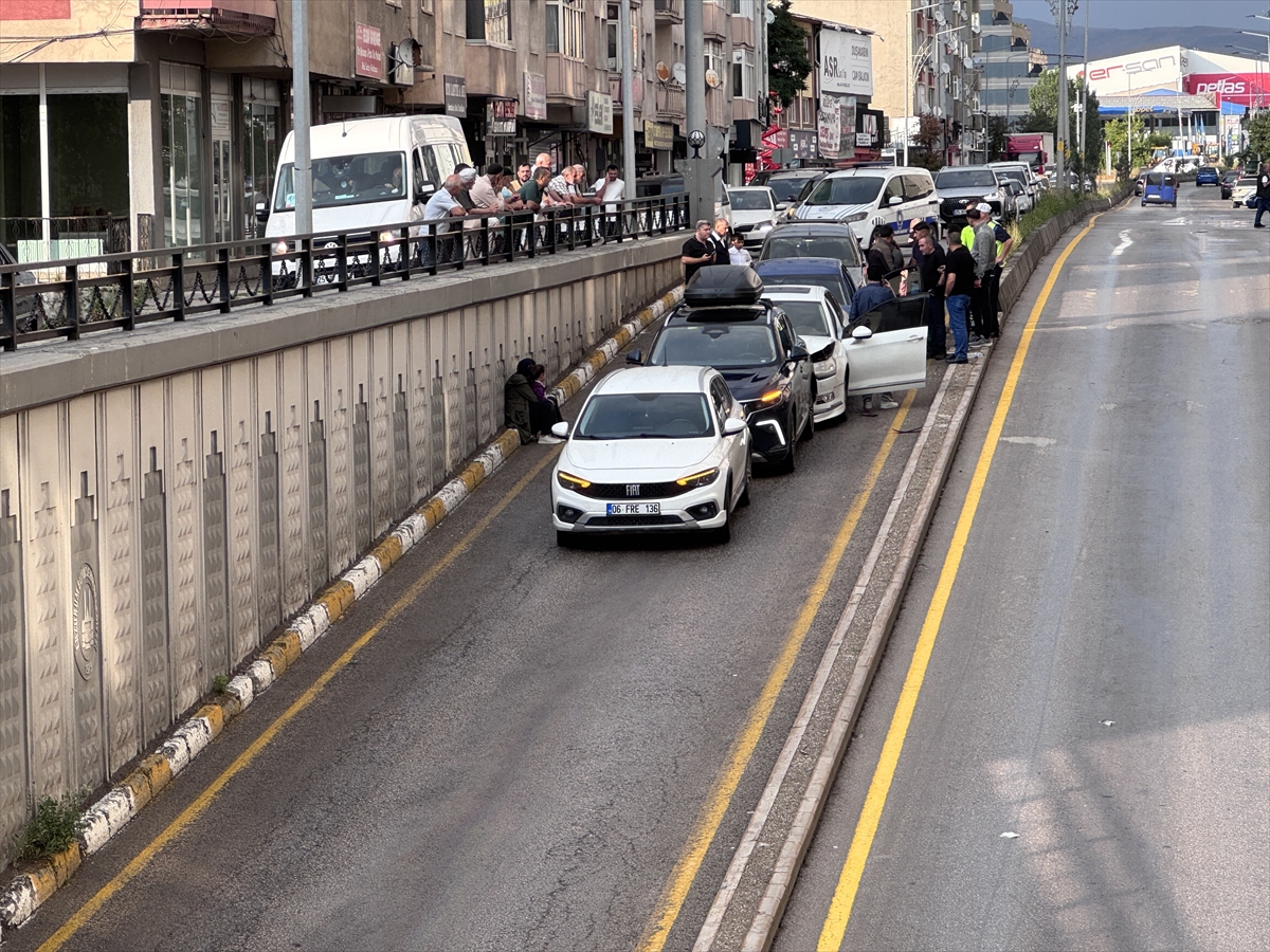 Erzurum'da sağanak yağış etkili oldu: 15 araç kazaya karıştı