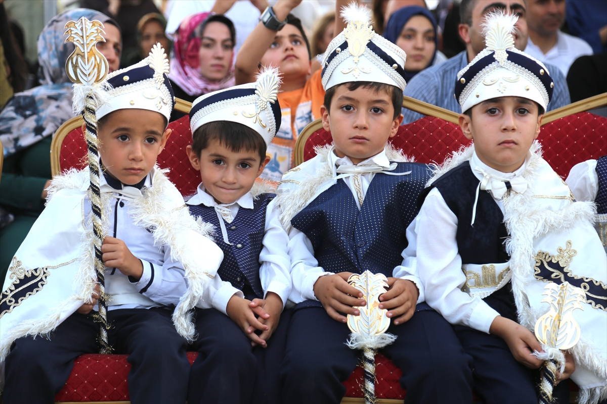 Bitlis Valisi Karakaya: 60 çocuk sünnet şöleniyle delikanlılığa adım attı