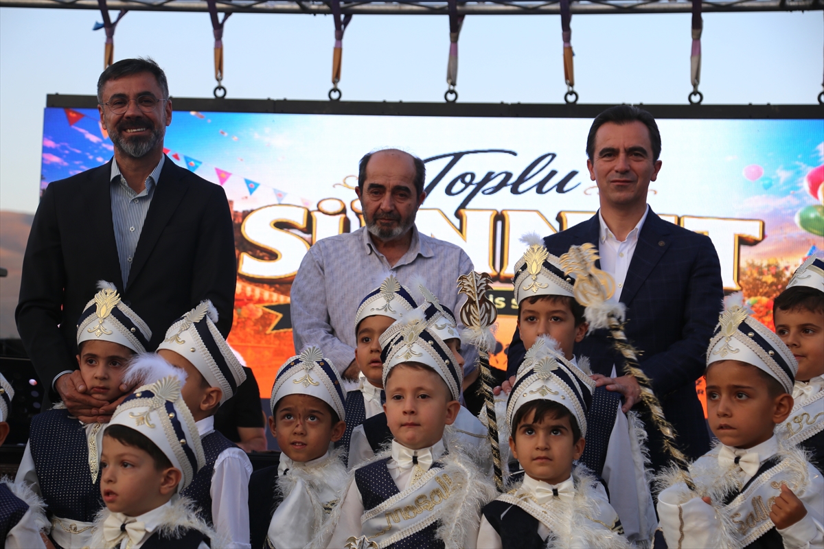 Bitlis Valisi Karakaya: 60 çocuk sünnet şöleniyle delikanlılığa adım attı
