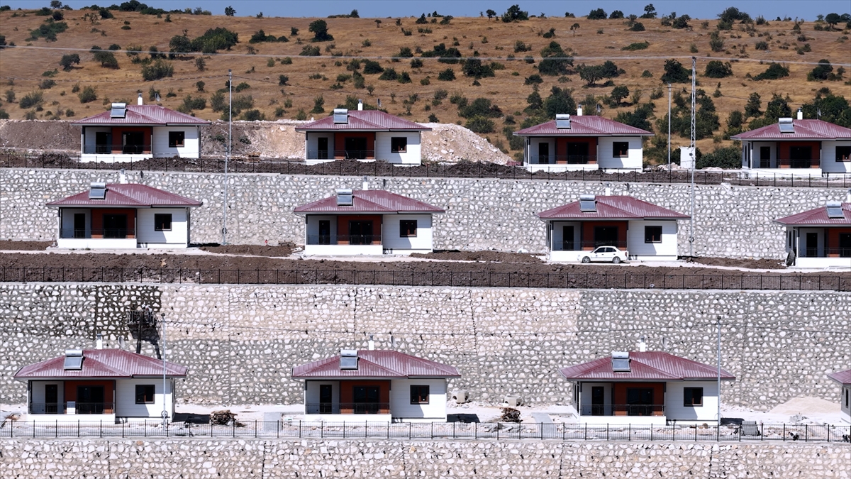 Bakan Kurum: Sındırgı deprem konutları anahtarları teslim edilecek