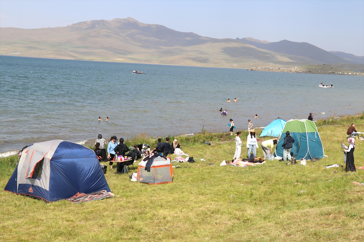 Ağrı'daki Balık Gölü doğal güzellikleriyle yaz tatilinde ziyaretçilerini ağırlıyor