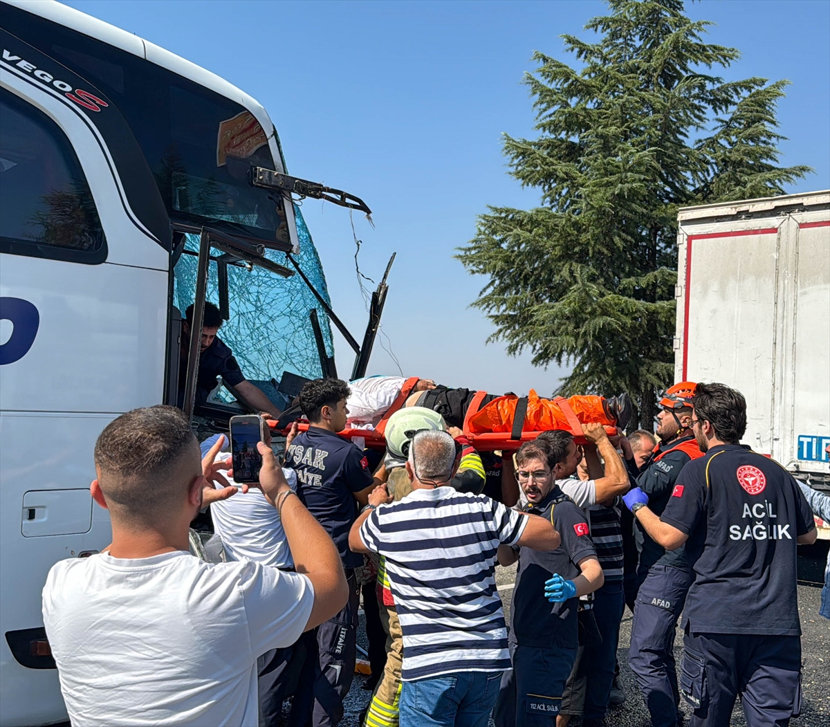 Uşak'ta kamyona çarpan yolcu otobüsünün muavini hastanede öldü