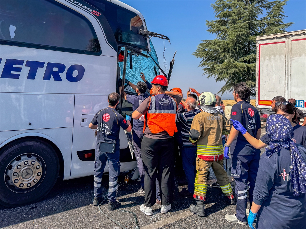 Uşak'ta kamyona çarpan yolcu otobüsünün muavini hastanede öldü